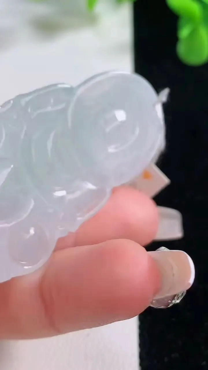 天然A货翡翠观音菩萨吊坠，尺寸51-32.7-5.2，重量:14.91g
12月20日