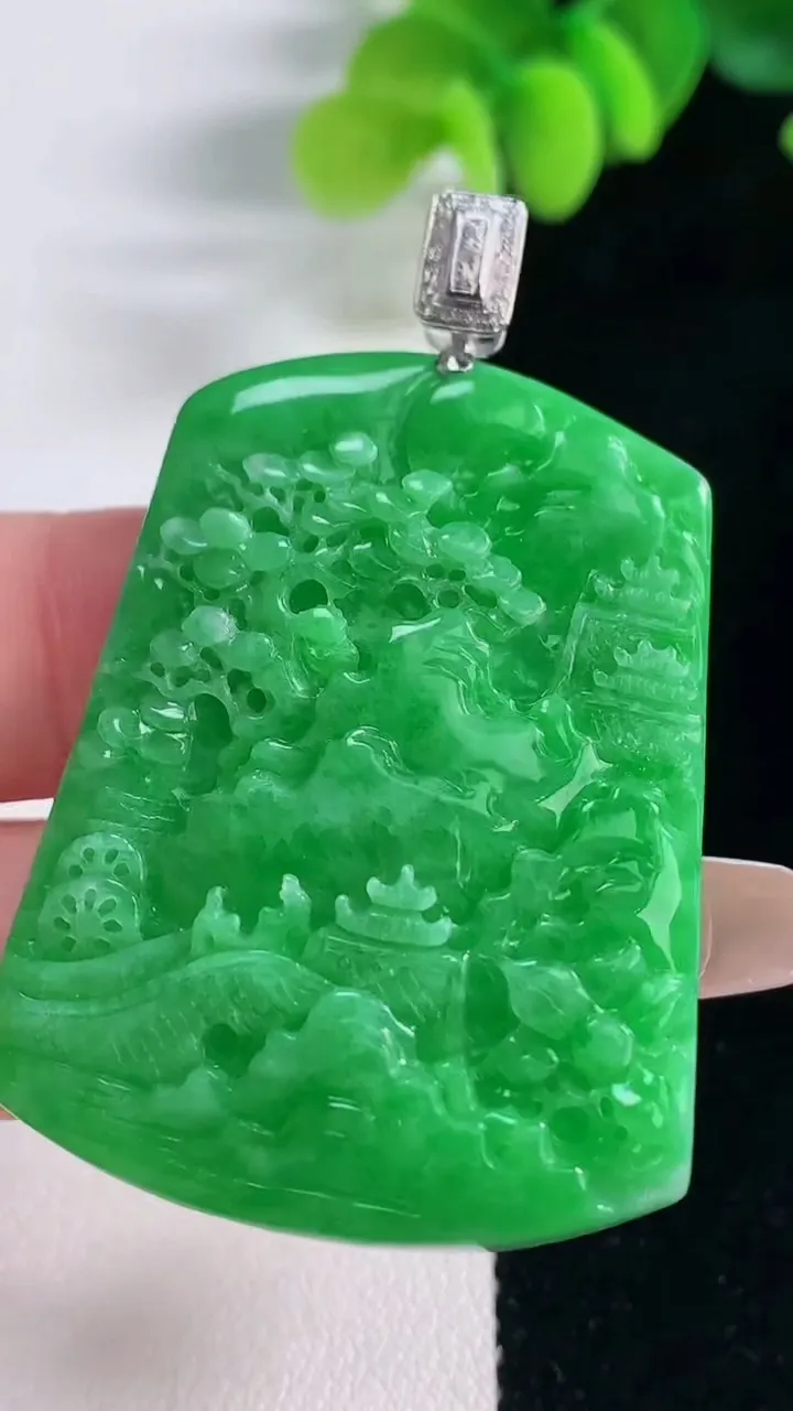 天然A货翡翠山水牌吊坠，尺寸44.5-34.2-6.7，重量:21.50g
12月20日