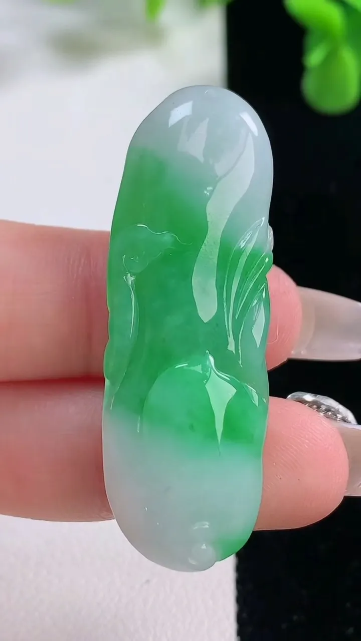 天然A货翡翠布袋佛吊坠，尺寸45.6-14.8-8.2，重量:10.34g
12月20日