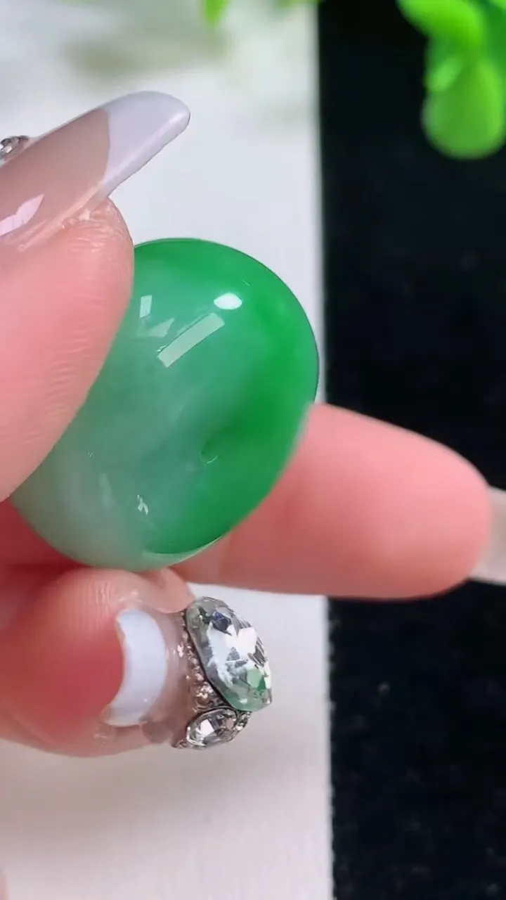 天然A货翡翠路路通吊坠，尺寸24-13.3，重量:17.49g
12月20日