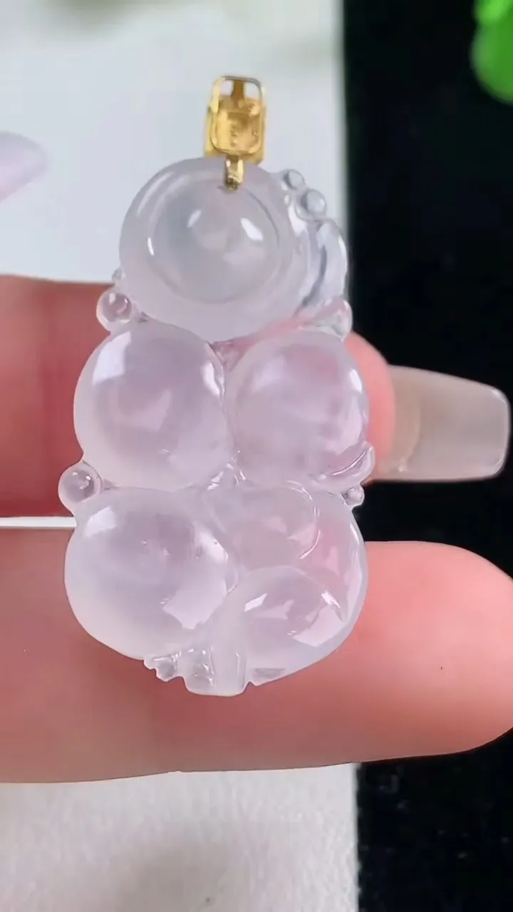 天然A货翡翠种白冰生肖猴吊坠，尺寸33.6-17.8-5.7，重量:5.32g
12月20日