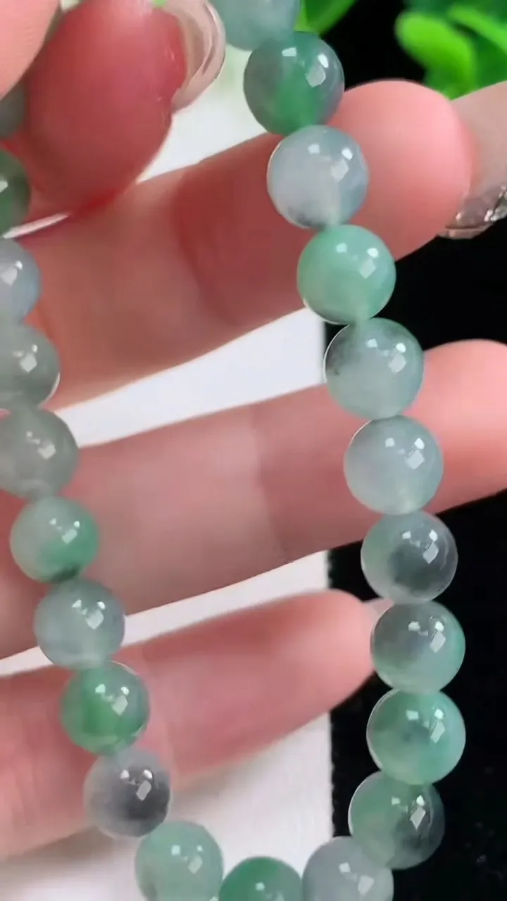 天然A货翡翠圆珠手串，尺寸7.4-25颗，重量:17.55g12月20日
工厂直销收藏佳品,种好水足，色泽均匀，有种有色，上手高大气！
