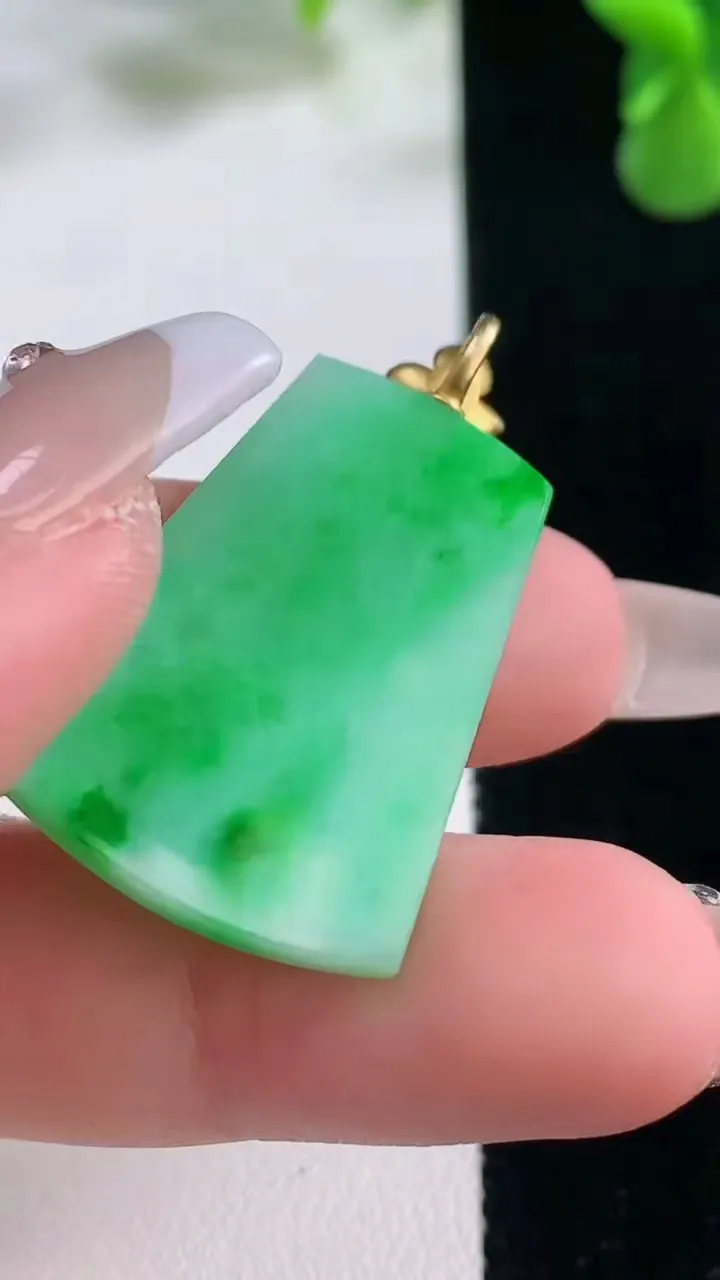天然A货翡翠无事牌吊坠，尺寸30-20.6-2.7，重量:5.16g
12月20日
