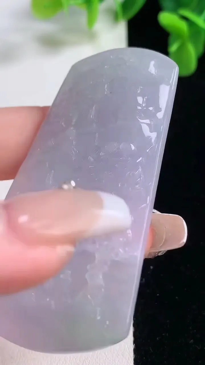 天然A货翡翠春带彩紫罗兰山水牌吊坠，尺寸64.6-38.3-4.7，重量:26.29g
12月20日