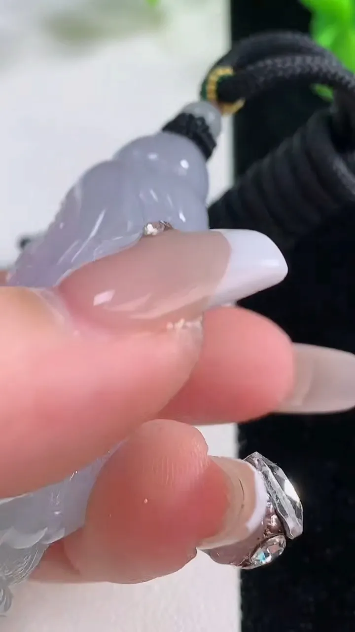 天然A货翡翠白菜吊坠，尺寸50.3-29-16.7，重量:45.25g
12月20日