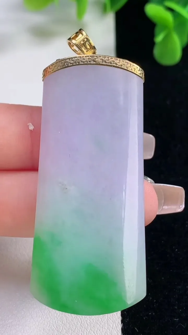 天然A货翡翠18K金春带彩紫罗兰无事牌吊坠，尺寸56.3-24-6.4，重量:24.97g
12月2