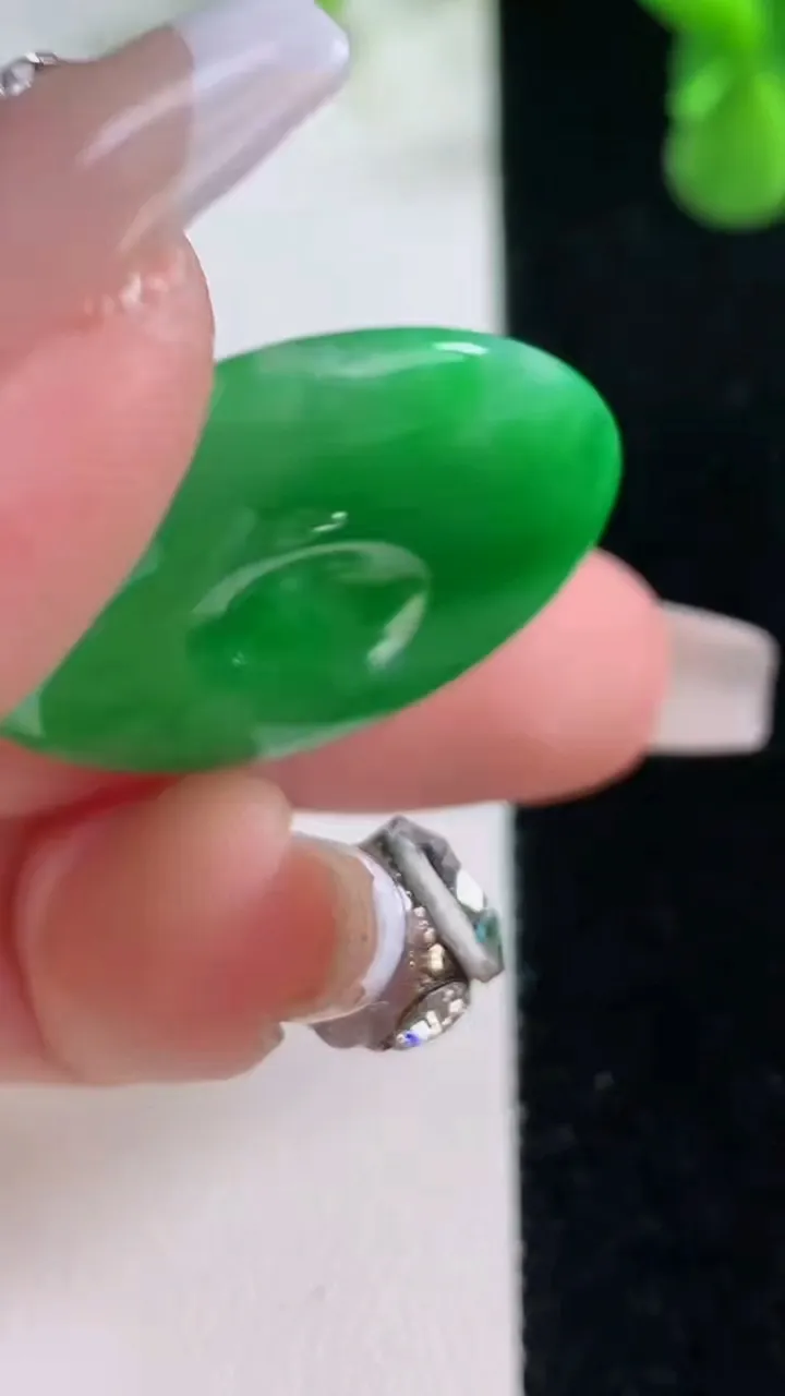 天然A货翡翠平安扣吊坠，尺寸28.8-5.6，重量:10.85g
12月20日