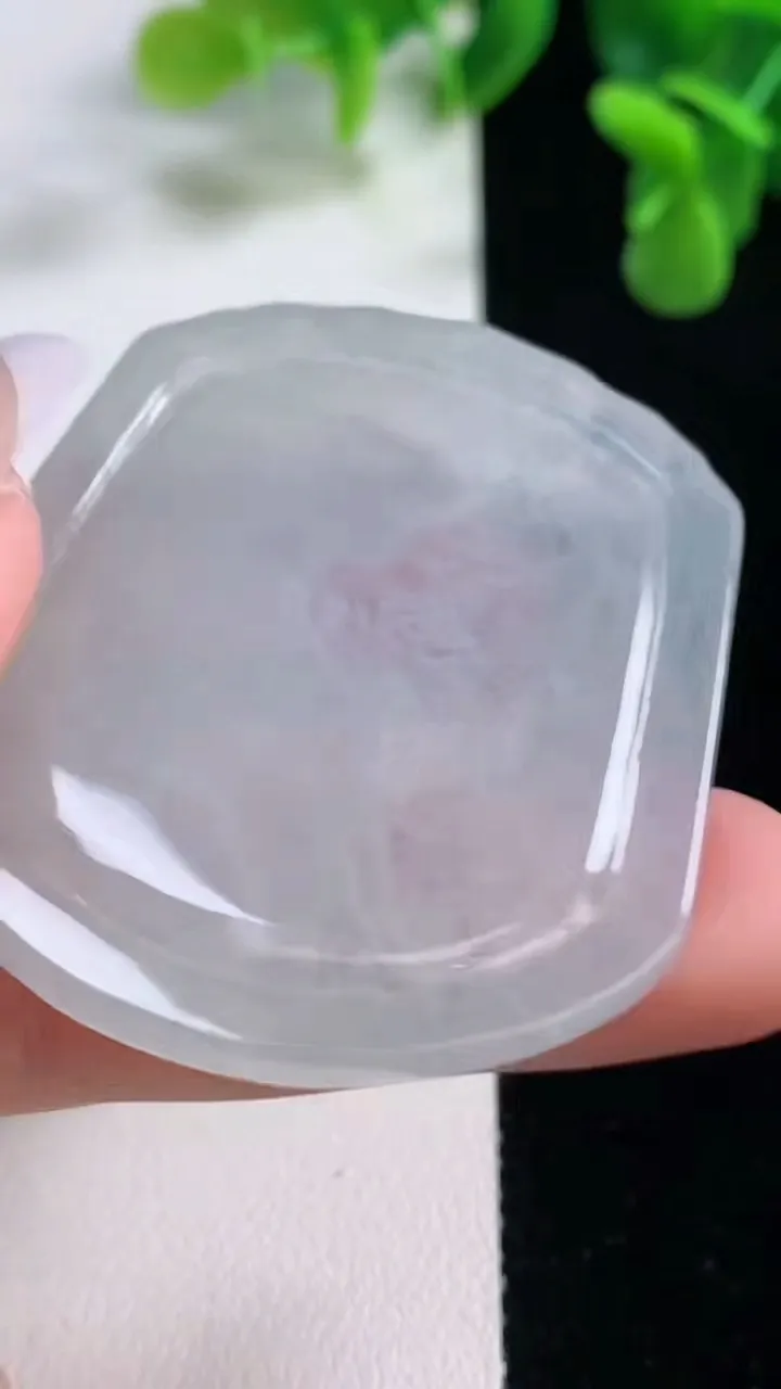 天然A货翡翠生肖虎吊坠，尺寸49.7-42-4.6，重量:20.30g
12月20日