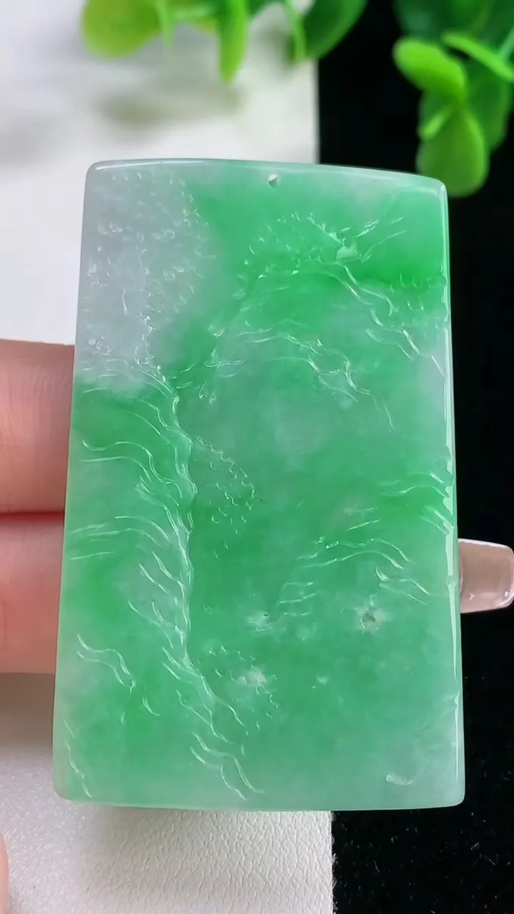 天然A货翡翠山水牌吊坠，尺寸56.3-35.8-3.5，重量:20.33g
12月20日