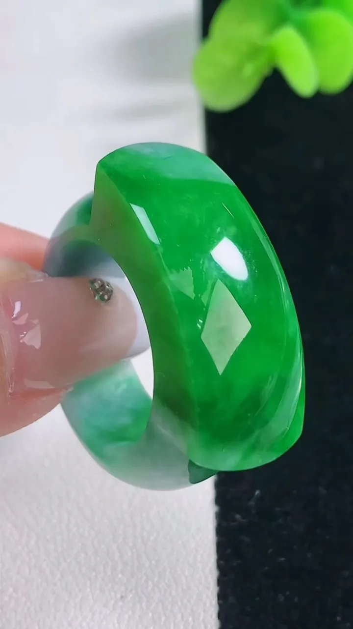 天然A货翡翠马鞍戒指 扳指，尺寸20.2-31.6-12.4-7.7，重量:16.25g2025年12月20日
工厂直销收藏佳品,种好水足，色泽均匀，有种有色，上手高大气！
