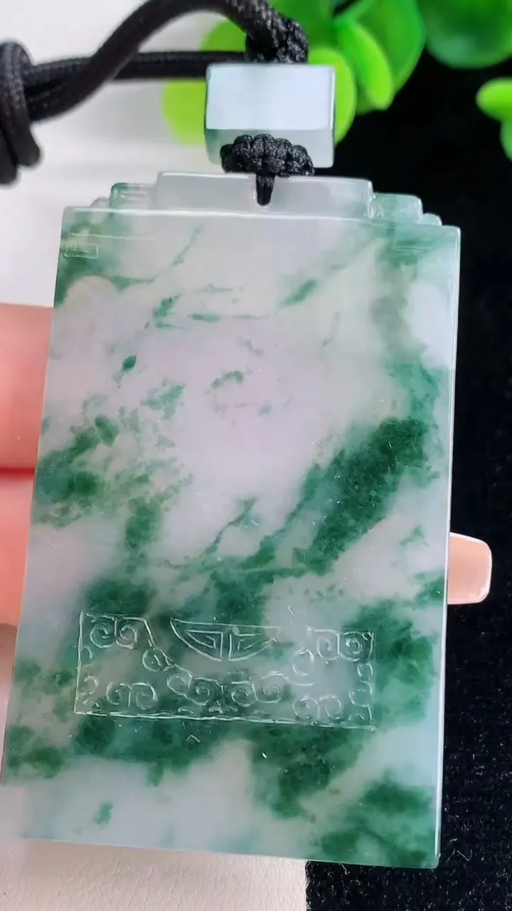 天然A货翡翠种飘花仿古无事牌吊坠，尺寸62.2-37.4-5.7，重量:52.18g
12月20日