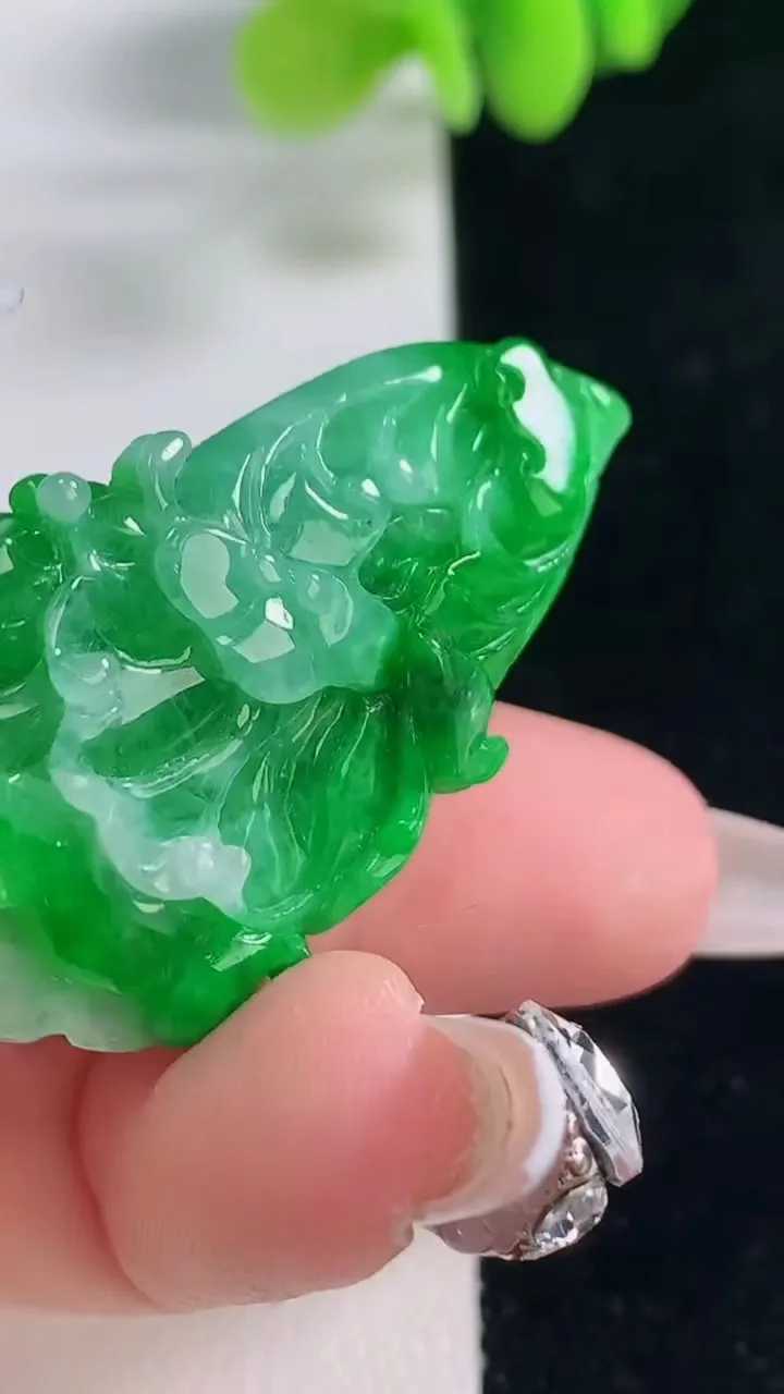 天然A货翡翠白菜吊坠，尺寸40.4-24-10.8，重量:12.65g
12月20日