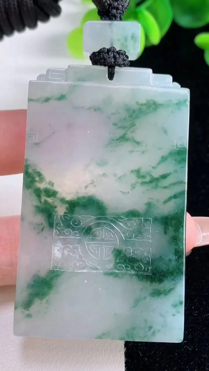 天然A货翡翠种飘花仿古无事牌吊坠，尺寸61-36.7-5.8，重量:51.06g
12月20日