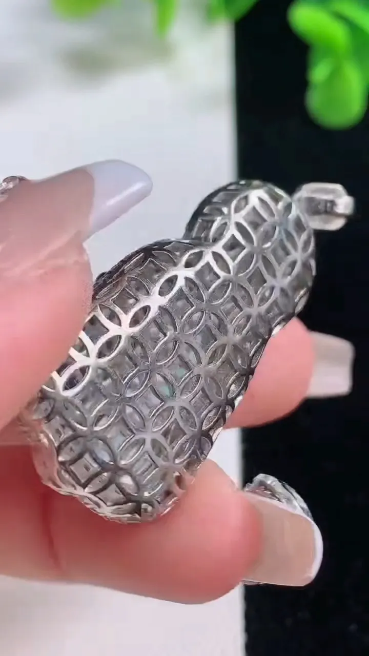 天然A货翡翠观音菩萨吊坠，尺寸42.6-21.6-8.8，裸石29.5-19重量:7.79g
12月20日