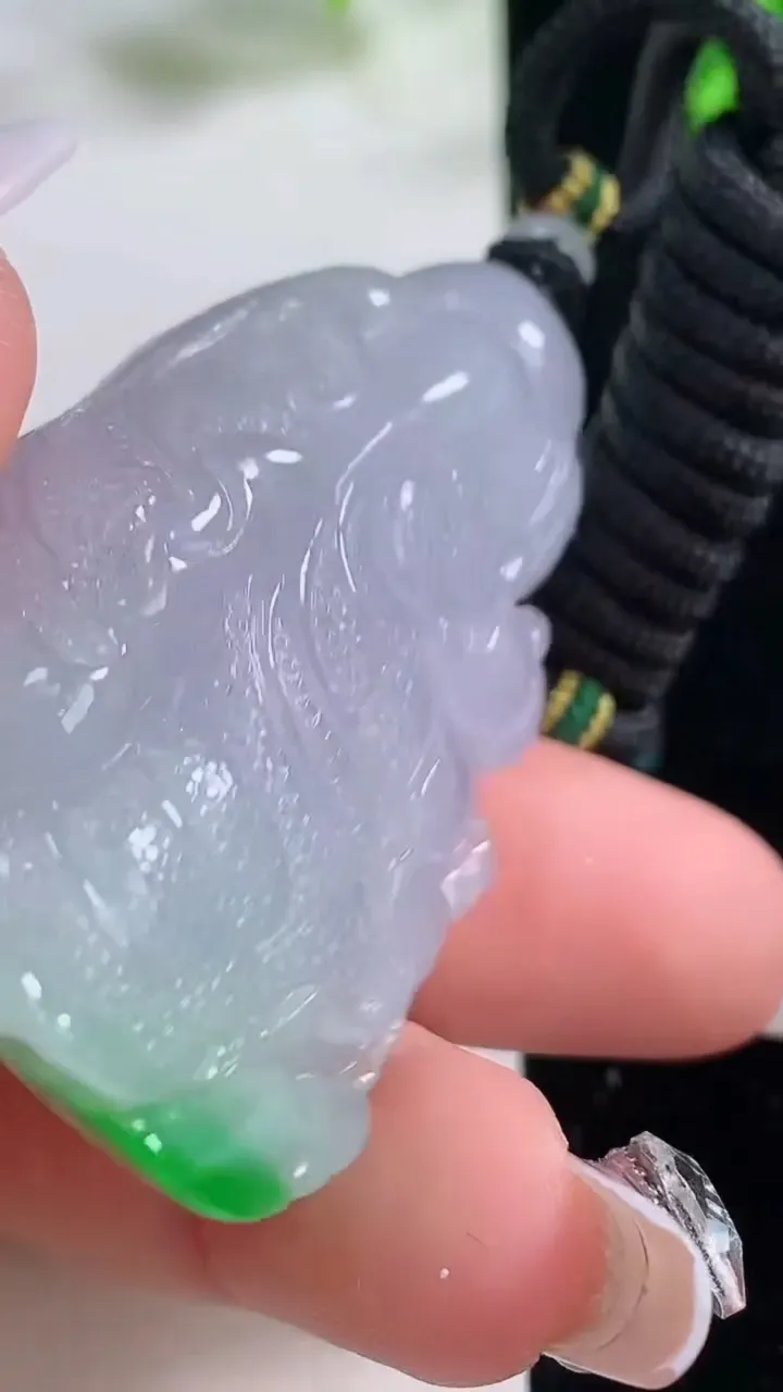 天然A货翡翠白菜吊坠，尺寸50.3-29-16.7，重量:45.25g
12月20日