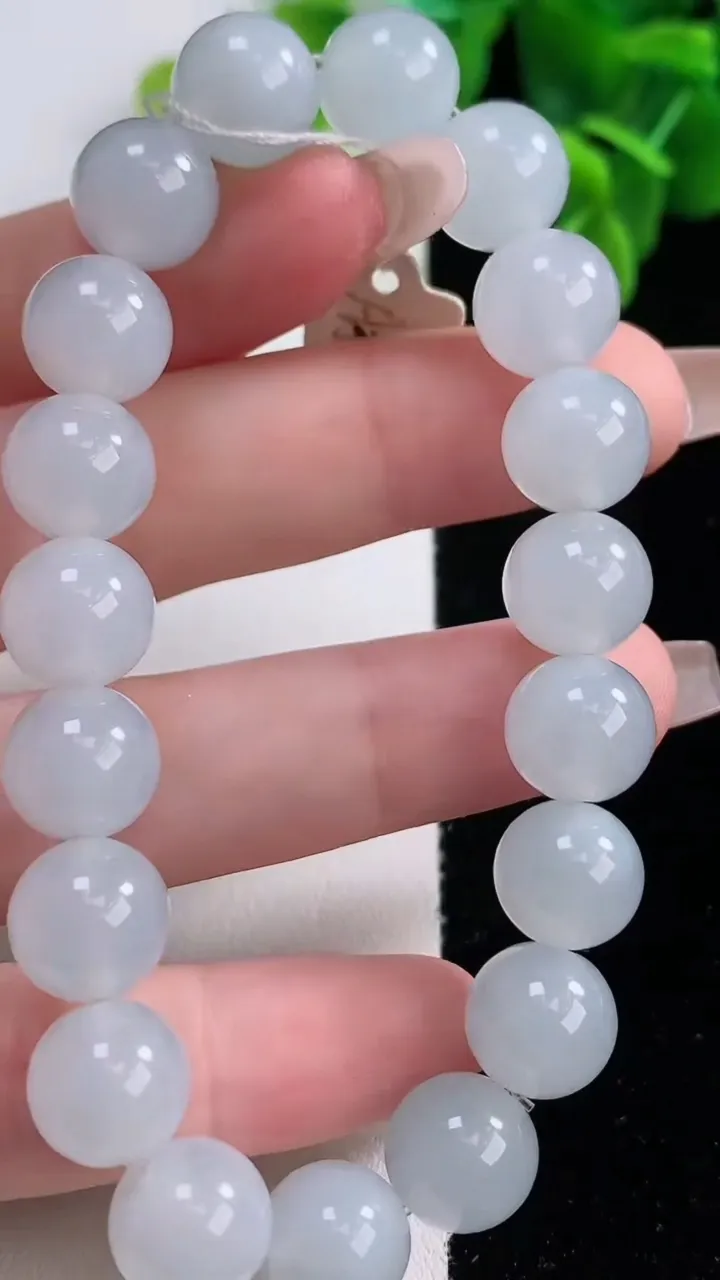 天然A货翡翠圆珠手串，尺寸10.3-19颗，重量:35.55g12月20日
工厂直销收藏佳品,种好水足，色泽均匀，有种有色，上手高大气！