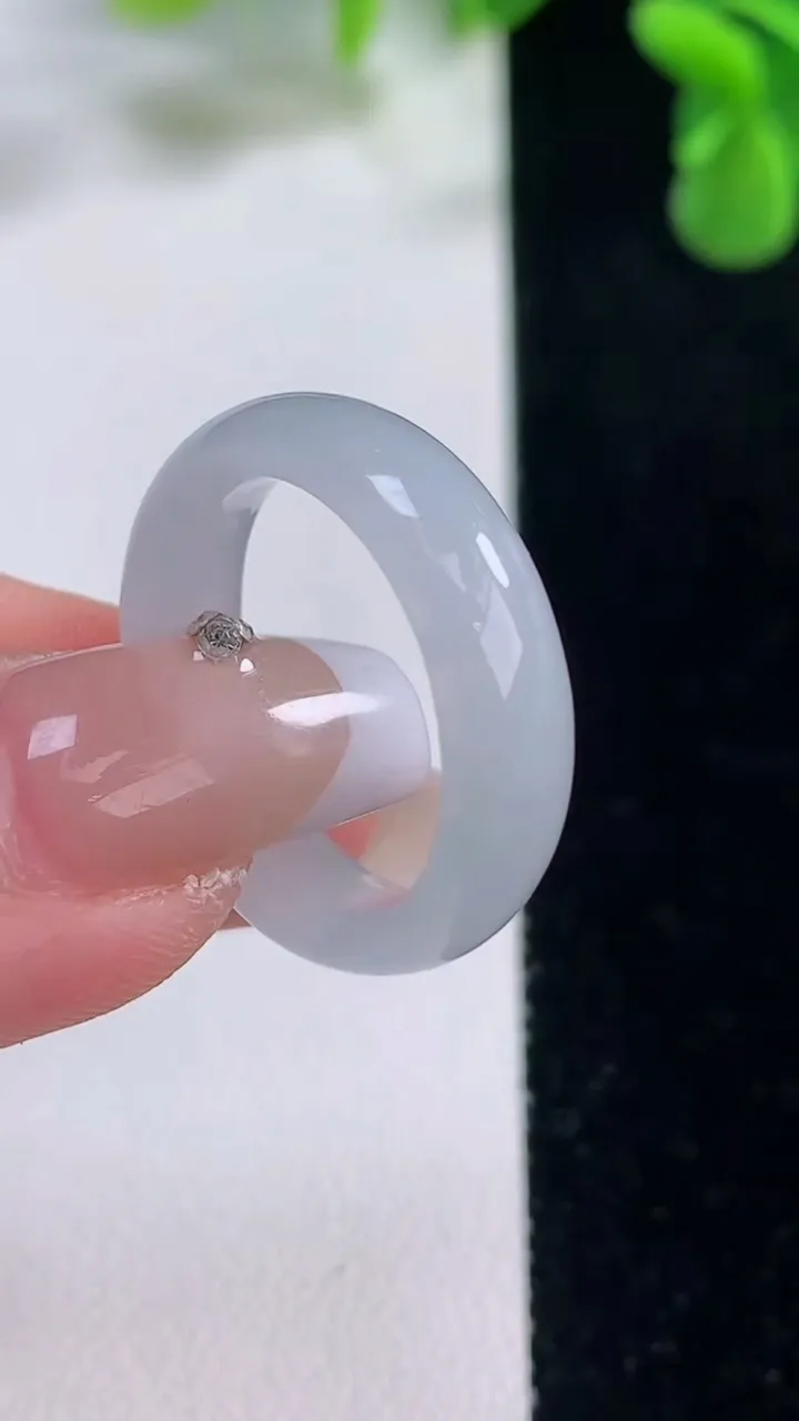 天然A货翡翠指环戒指，尺寸18.4-5.7-3，重量:3.72g2025年12月20日
工厂直销收藏佳品,种好水足，色泽均匀，有种有色，上手高大气！