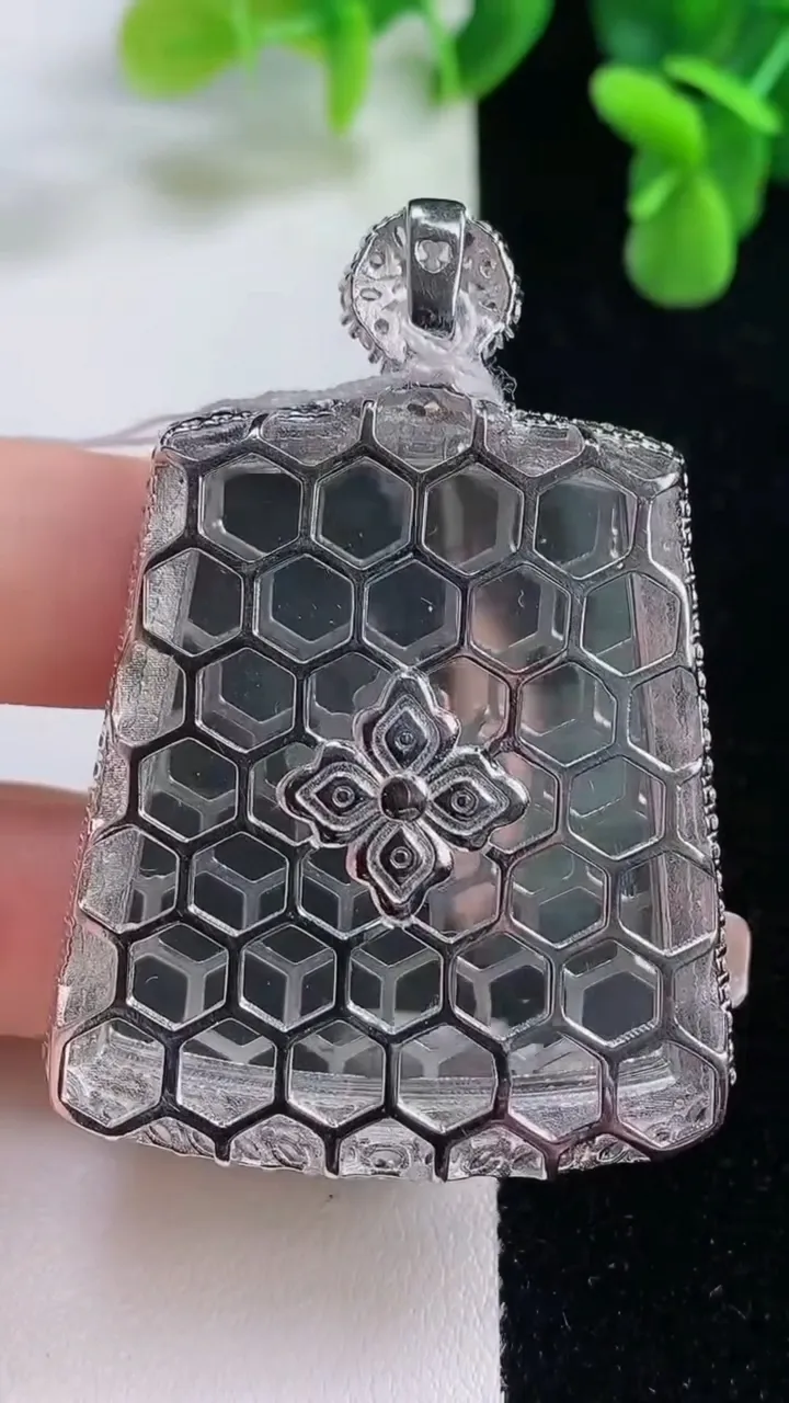 天然A货翡翠龙牌吊坠，尺寸57.2-39.8-10.5，裸石41.7-38.4重量:17.79g
12月20日