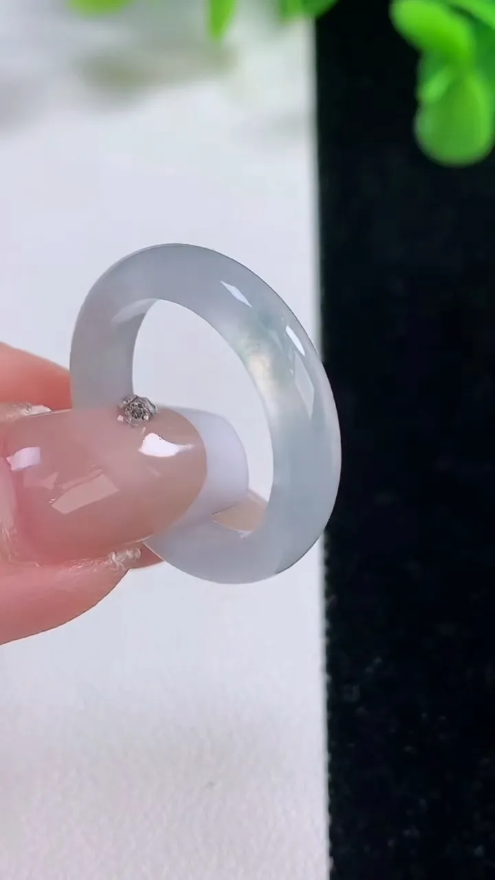 天然A货翡翠冰种飘花指环戒指，尺寸18.5-4.3-2.8，重量:2.93g2025年12月20日
工厂直销收藏佳品,种好水足，色泽均匀，有种有色，上手高大气！