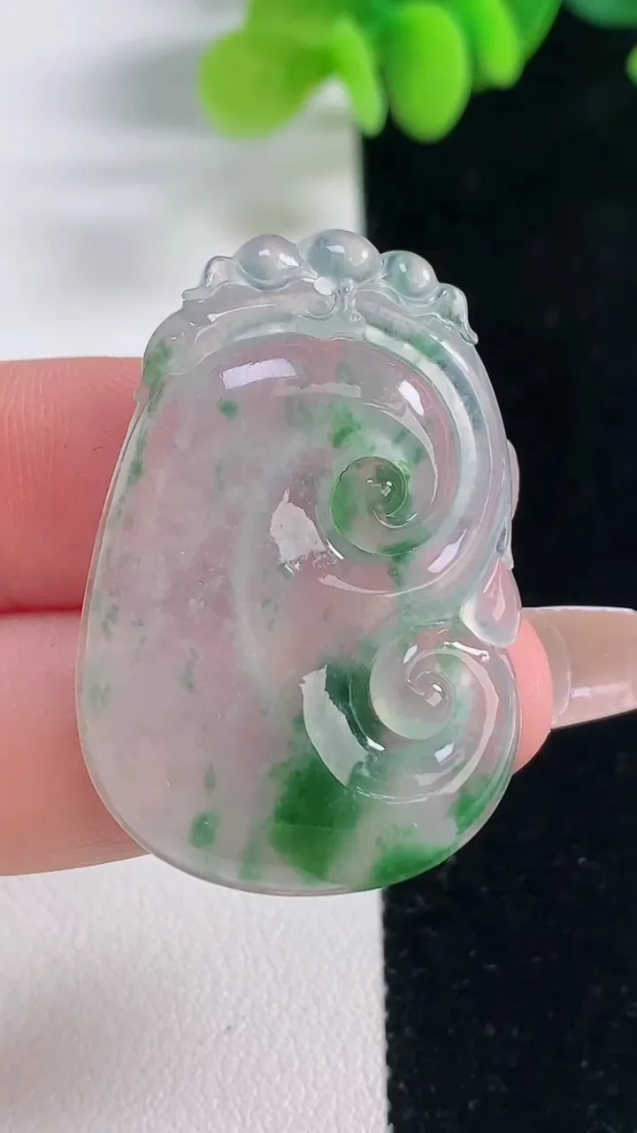 天然A货翡翠种飘花如意吊坠，尺寸37.5-25-4.9，重量:8.49g
12月20日