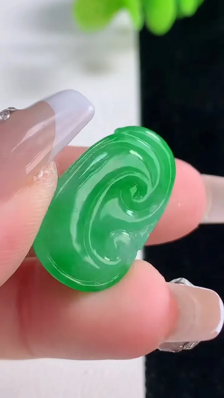 天然A货翡翠如意吊坠，尺寸24-15.2-5.7，重量:4.52g
12月20日