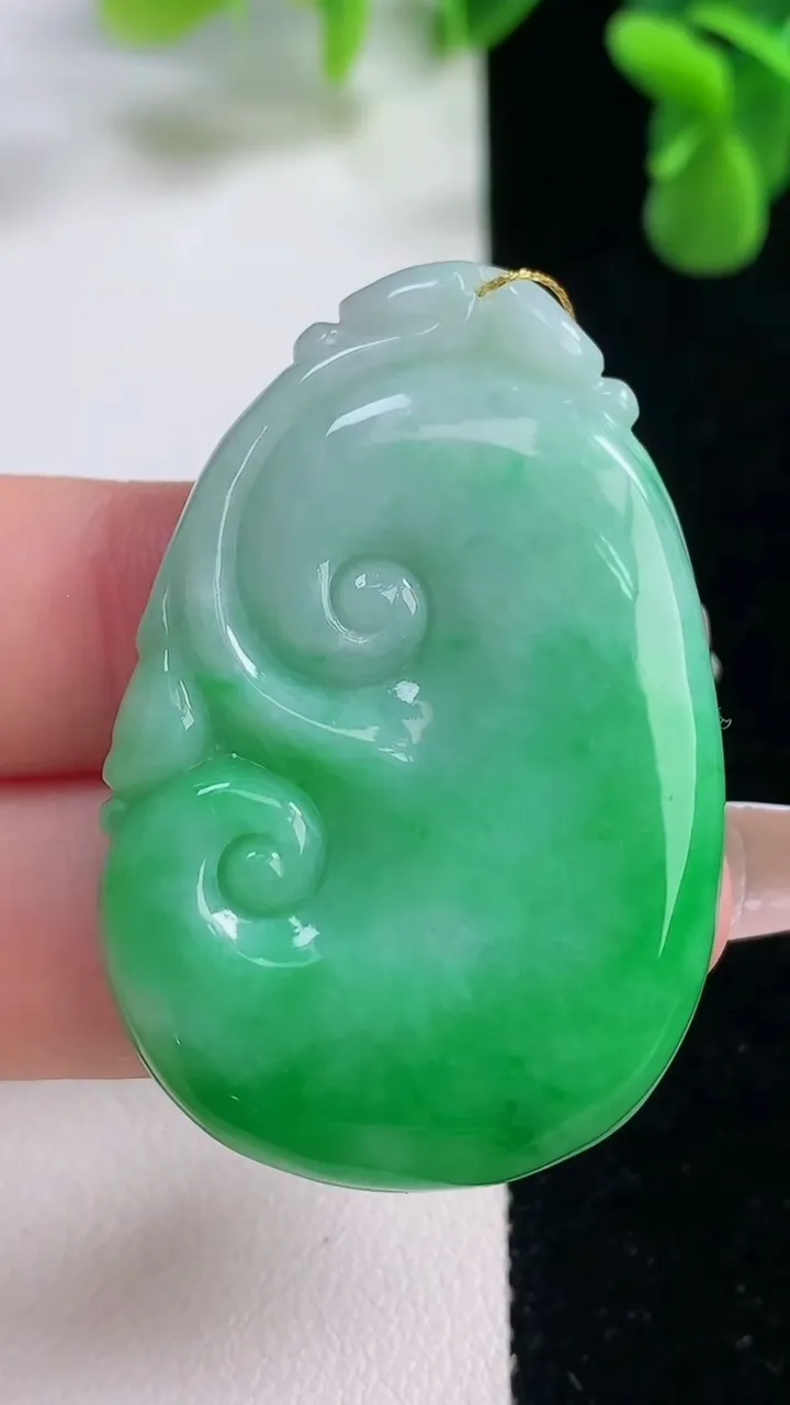 天然A货翡翠如意吊坠，尺寸45.2-30.8-5.7，重量:16.85g
12月20日