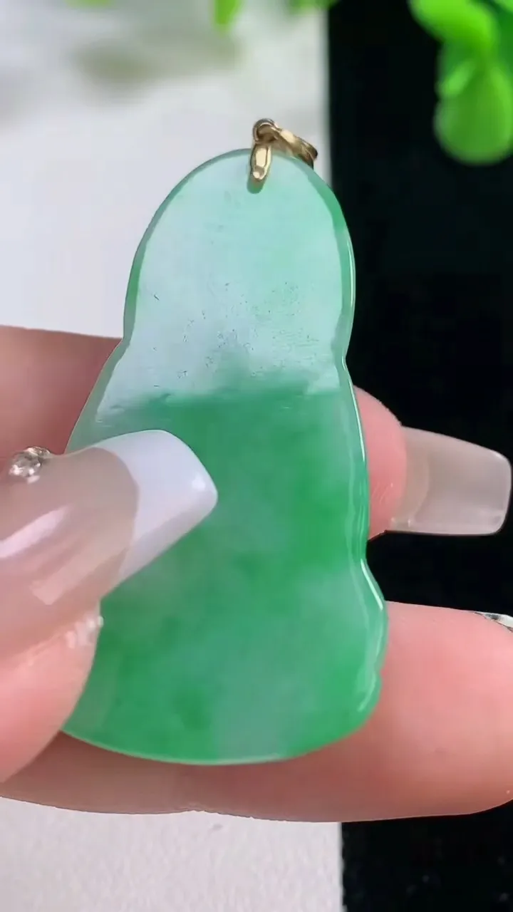 天然A货翡翠观音菩萨吊坠，尺寸42.4-24-5.3，重量:10.45g
12月20日