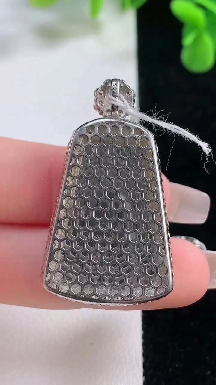 天然A货翡翠无事牌吊坠，尺寸39.7-23-8.1，裸石28.8-18.9重量:8.38g
12月20日