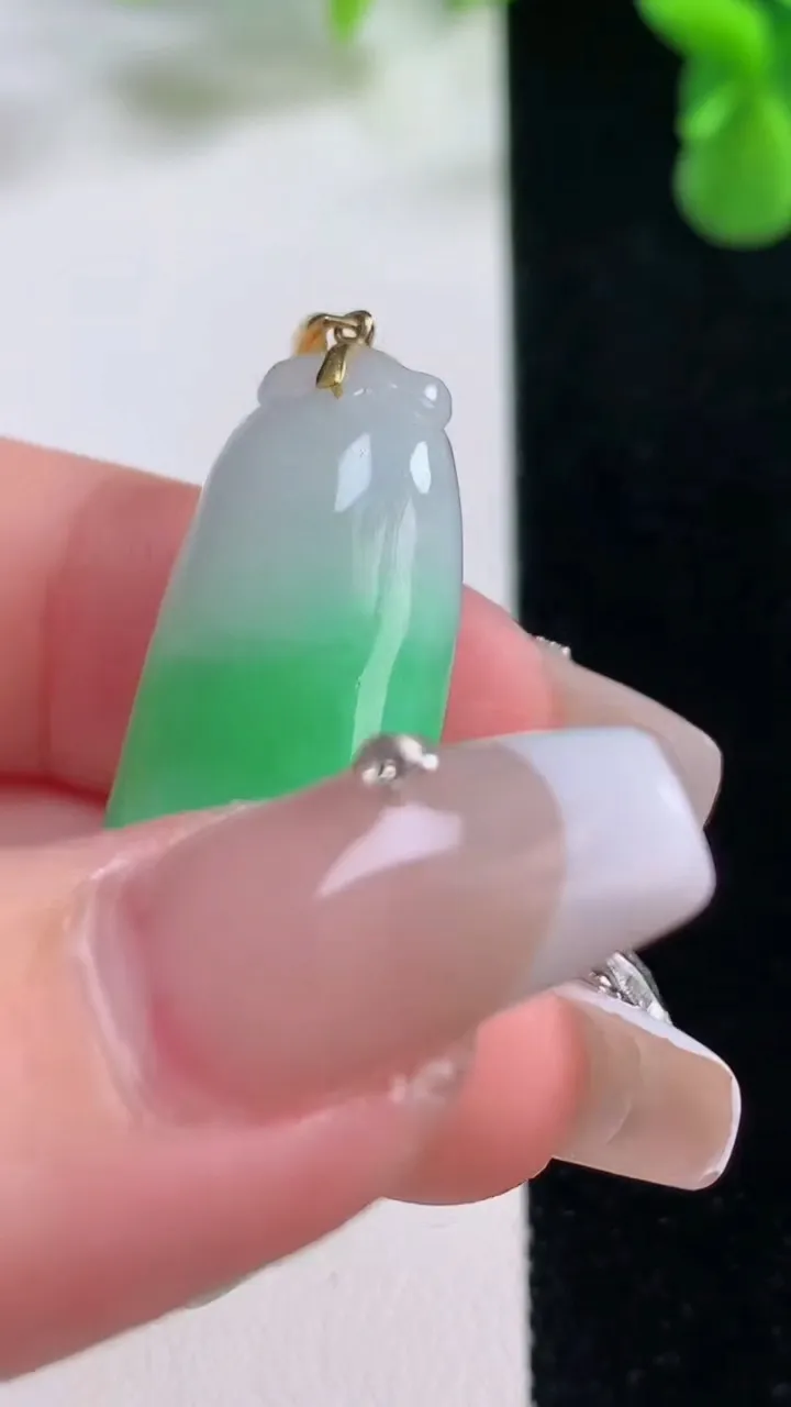 天然A货翡翠福瓜吊坠，尺寸39.5-13.3-8，重量:9.65g
12月20日