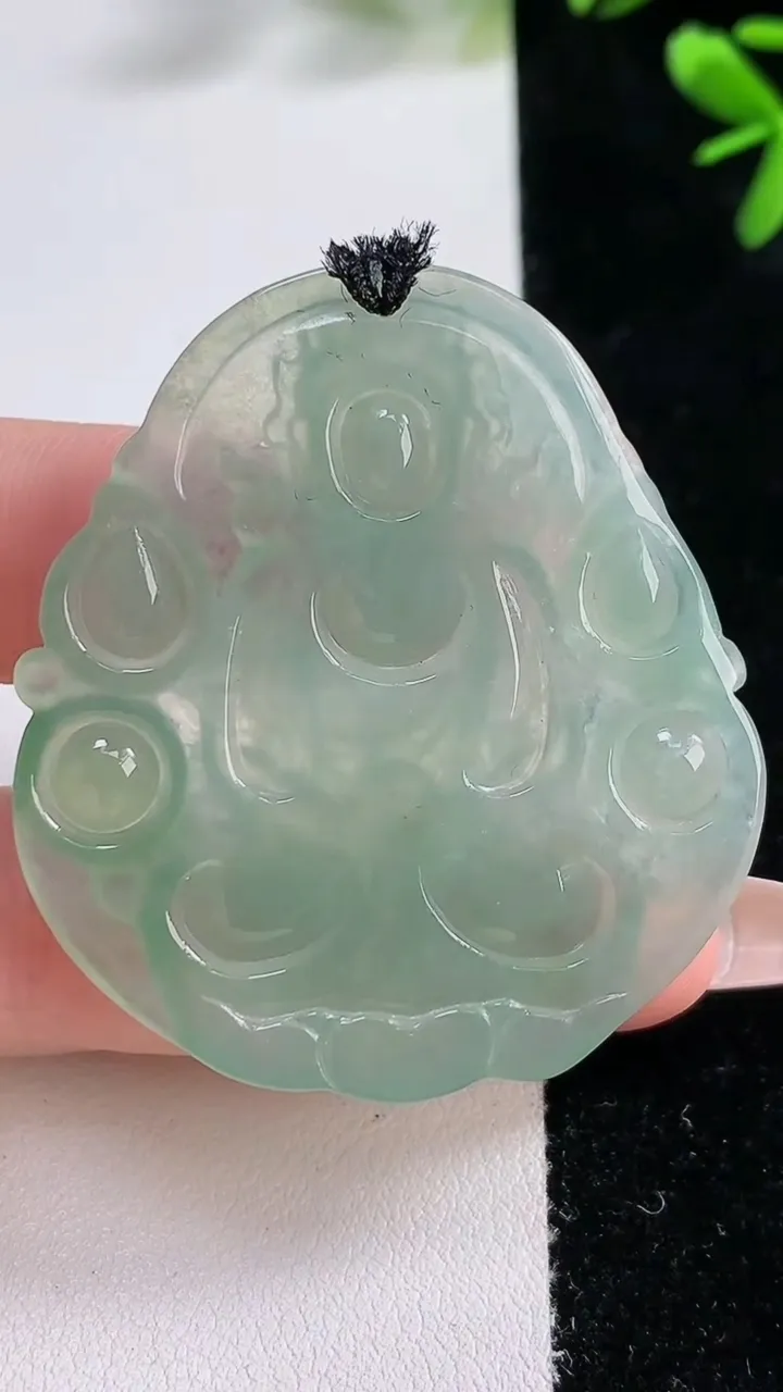 天然A货翡翠度母观音吊坠，尺寸48.5-43.5-5.4，重:17.83g
12月20日