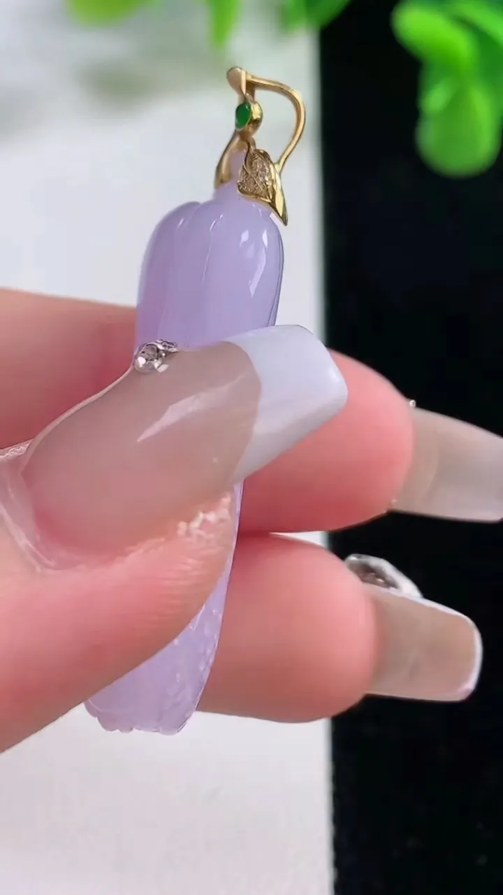 天然A货翡翠18K金紫罗兰白菜吊坠，尺寸37.3-15.3-8.8，重量:10.15g
12月20日