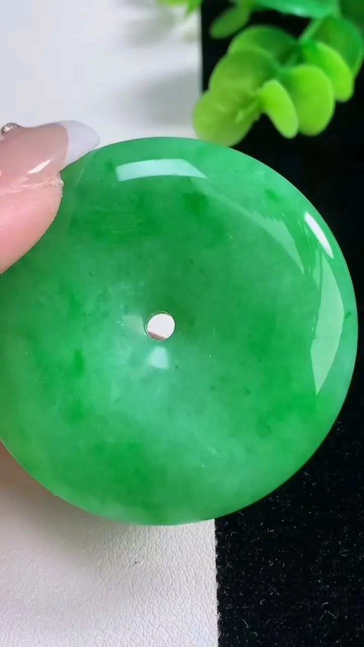 天然A货翡翠平安扣吊坠，尺寸49.5-8.8，重量:46.30g
12月20日