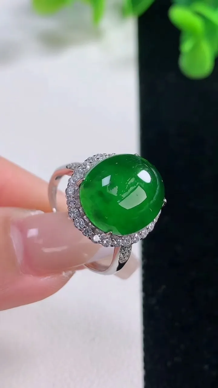 天然A货翡翠蛋面戒指，尺寸13.5-11.7-9.5，重量:5.02g2025年12月20日
工厂直销收藏佳品,种好水足，色泽均匀，有种有色，上手高大气！