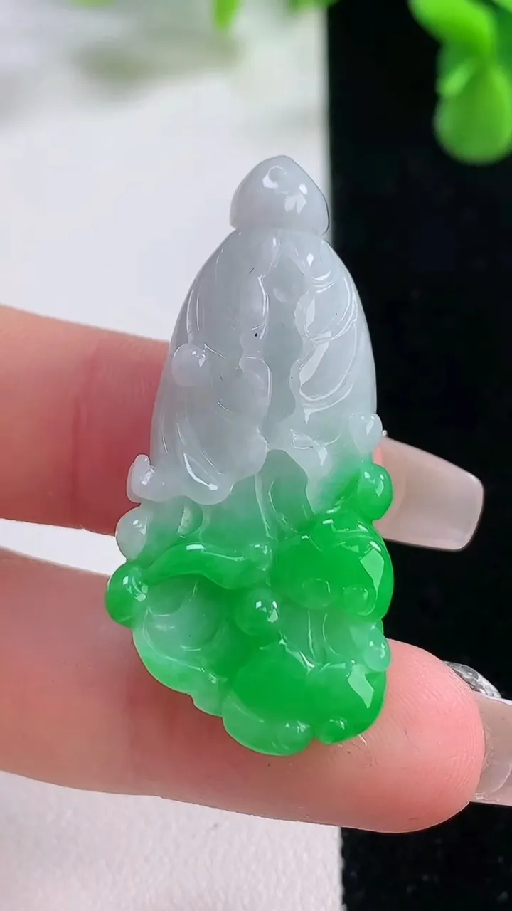 天然A货翡翠白菜吊坠，尺寸39.2-18.4-10.3，重量:11.61g
12月20日