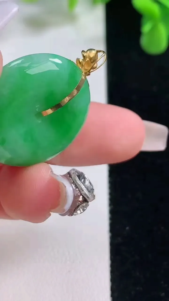 天然A货翡翠平安扣吊坠，尺寸25.2-6，重量:8.17g
12月20日