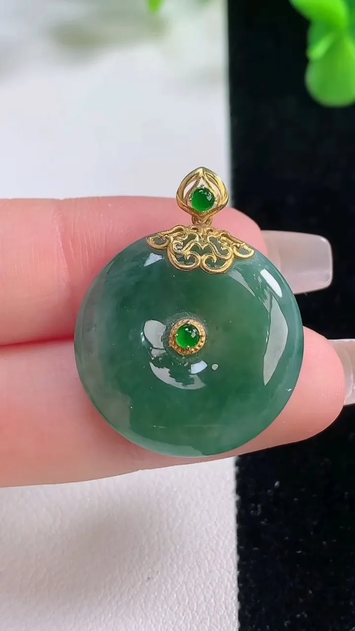 天然A货翡翠平安扣吊坠，尺寸23.3-6.4，重量:7.17g
12月20日