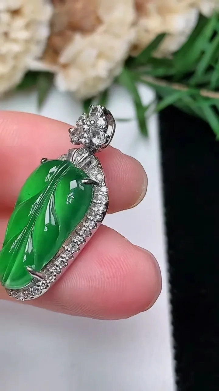 天然A货翡翠金枝玉叶 叶子吊坠，尺寸28-13-7.7裸石18.3-10.9，重量:4.35g
12月20日