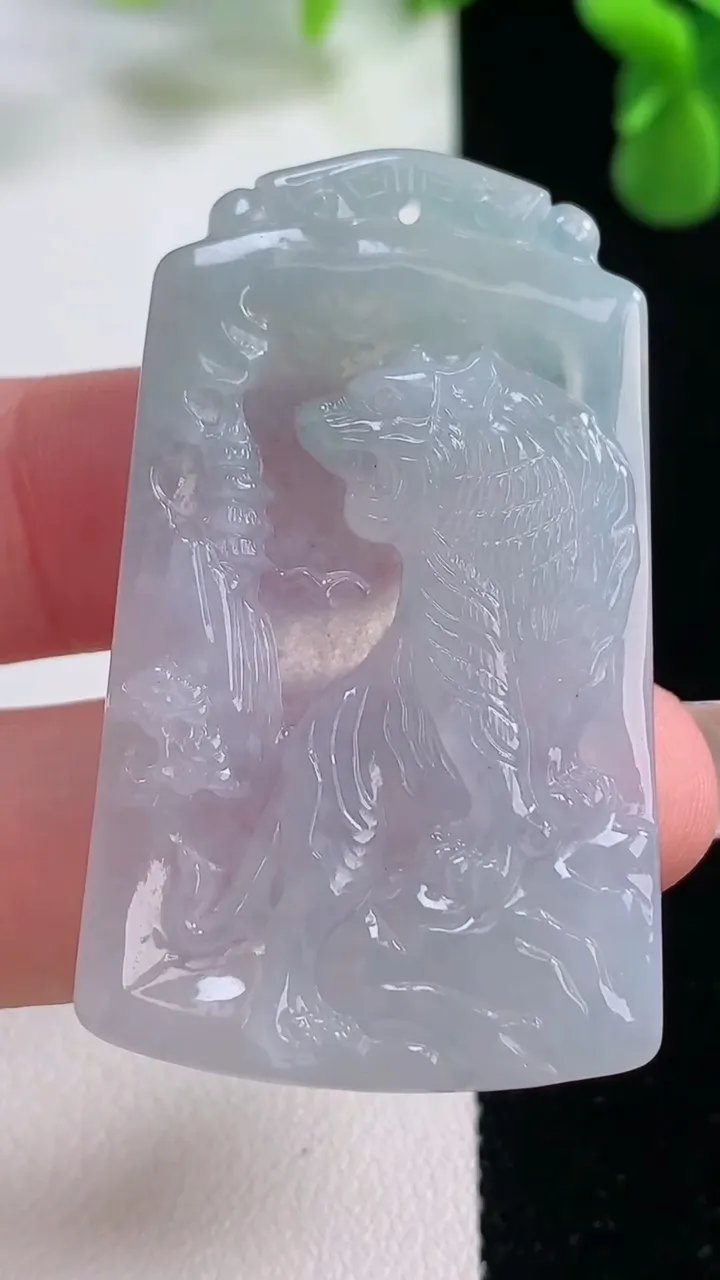 天然A货翡翠生肖虎吊坠，尺寸47.6-28.3-5.4，重量:15.29g
12月20日