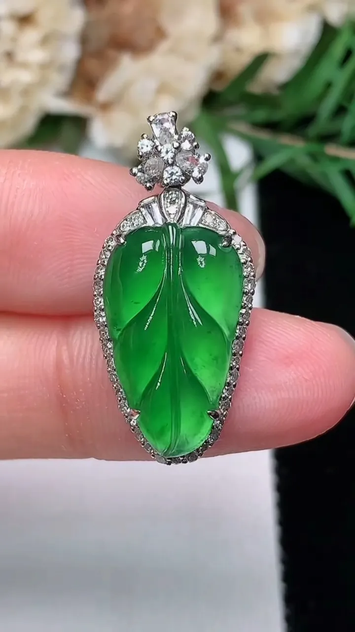 天然A货翡翠金枝玉叶 叶子吊坠，尺寸28-13-7.7裸石18.3-10.9，重量:4.35g
12月20日