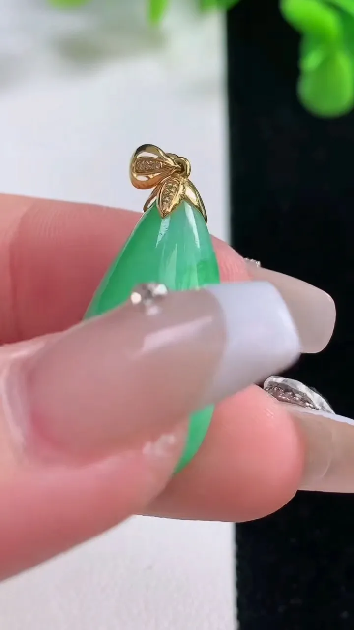 天然A货翡翠水滴吊坠，尺寸27-14.2-8.4，重量:5.46g
12月20日