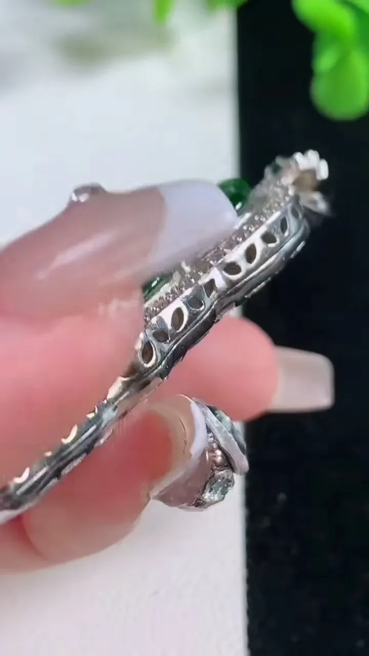 天然A货翡翠观音菩萨吊坠，尺寸58.6-30.6-8.6，裸石44-28.6重量:16.52g
12月20日