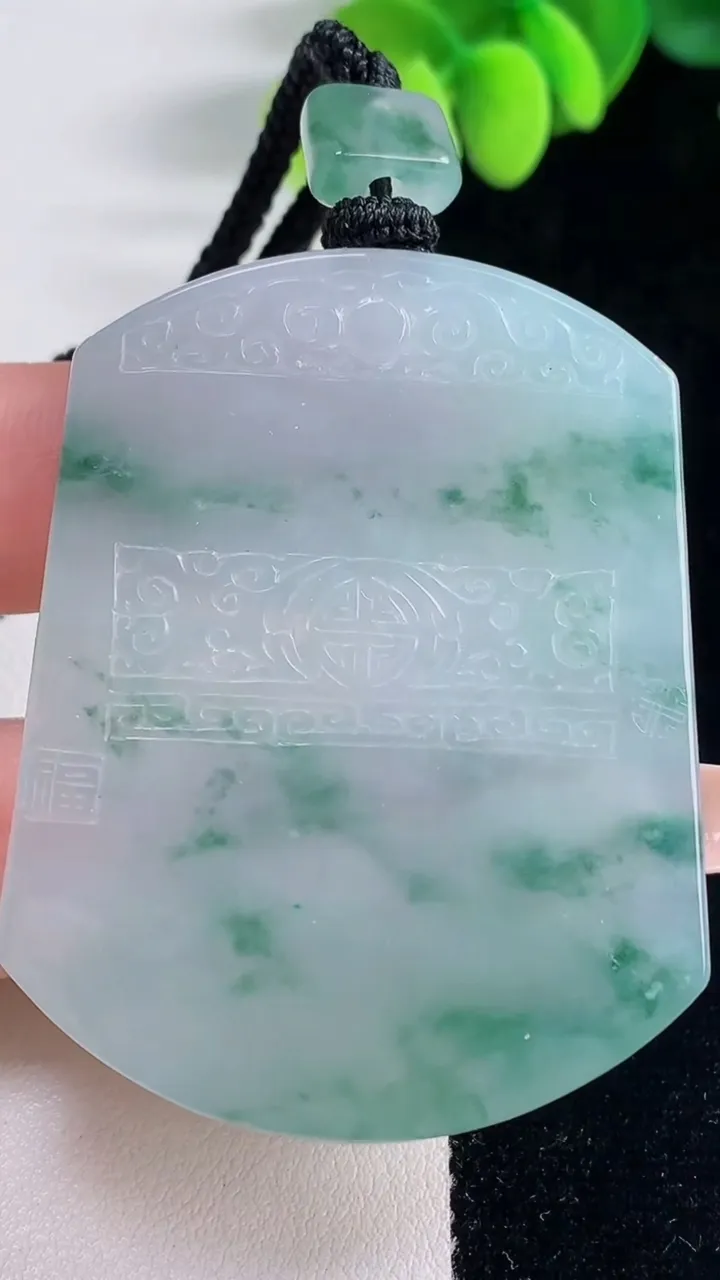 天然A货翡翠种飘花仿古无事牌吊坠，尺寸53-41.2-5.6，重量:39.81g
12月20日