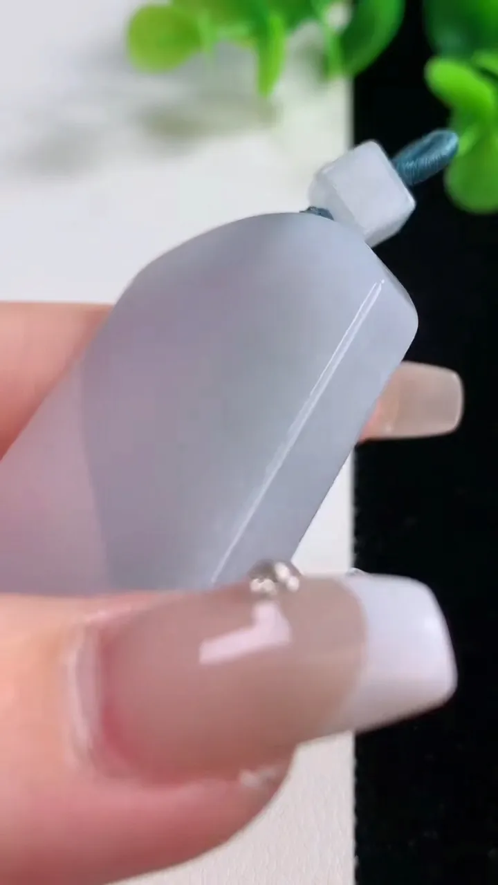 天然A货翡翠无事牌吊坠，尺寸49.5-37-6，重量:33.28g
12月20日