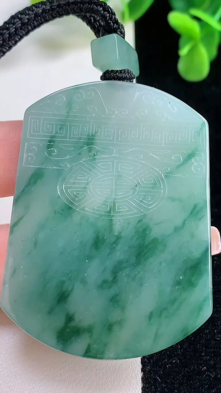 天然A货翡翠冰种飘花仿古无事牌吊坠，尺寸56-42.2-5.6，重量:43.98g
12月20日