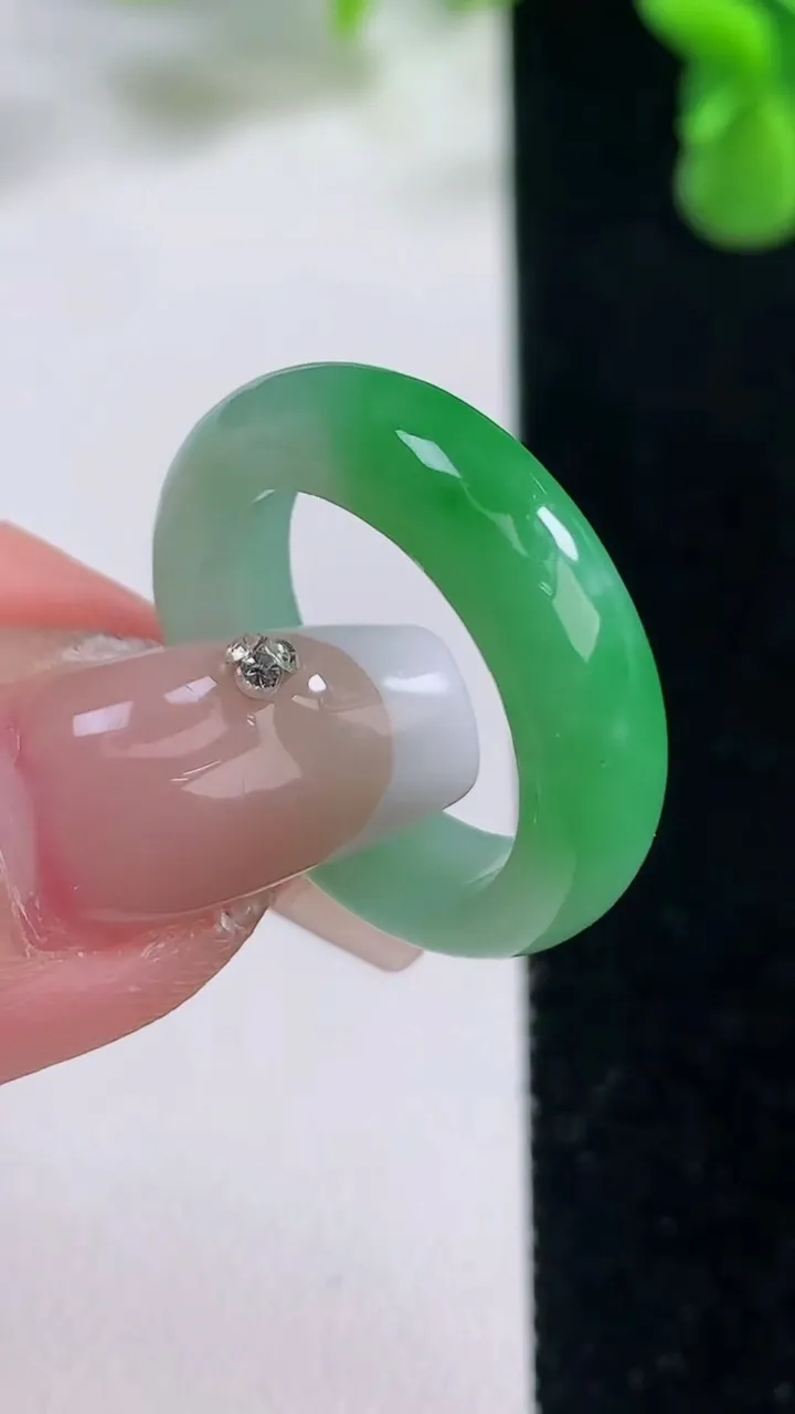 天然A货翡翠指环戒指，尺寸18-5.7-3.2，重量:4.46g2025年12月20日
工厂直销收藏