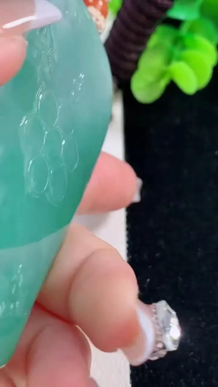 天然A货翡翠大势至菩萨吊坠，尺寸78.4-41.3-6，重量:57.60g
12月20日