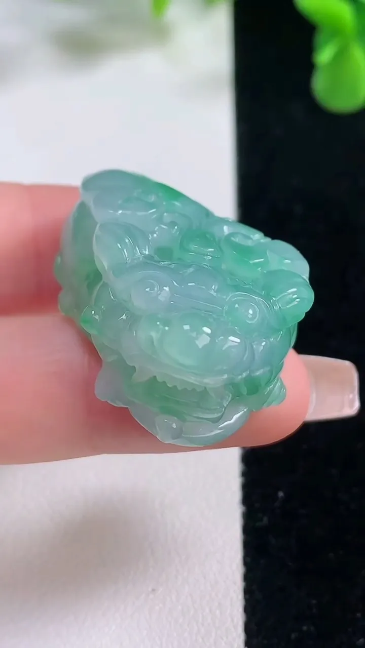 天然A货翡翠貔貅吊坠，尺寸32.4-22.8-15，重量:23.40g
12月20日