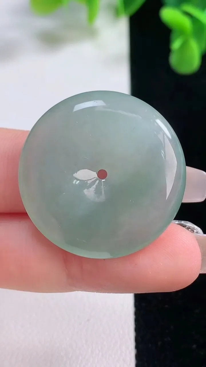 天然A货翡翠平安扣吊坠，尺寸30-5.4，重量:10.50g
12月20日