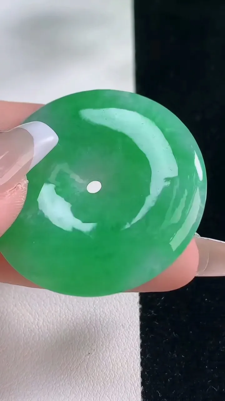 天然A货翡翠平安扣吊坠，尺寸42-5.8，重量:21.82g
12月20日