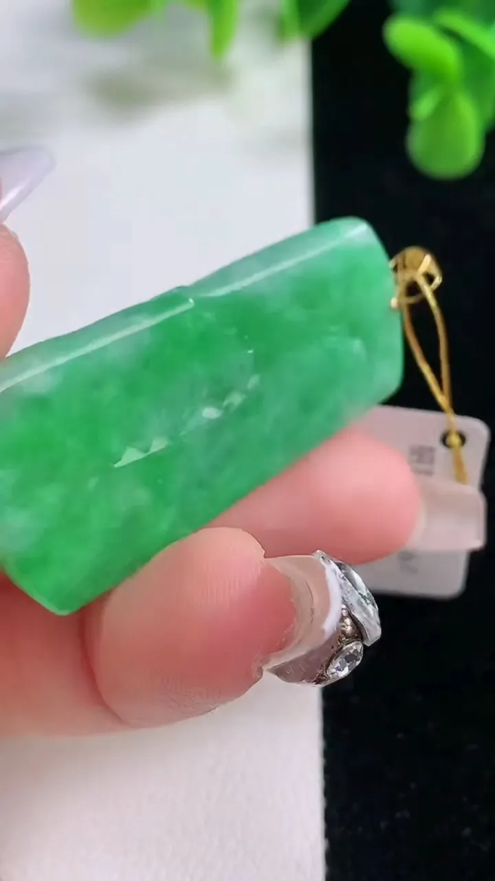 天然A货翡翠山水牌吊坠，尺寸42.6-21.3-5.3，重量:13.05g
12月20日